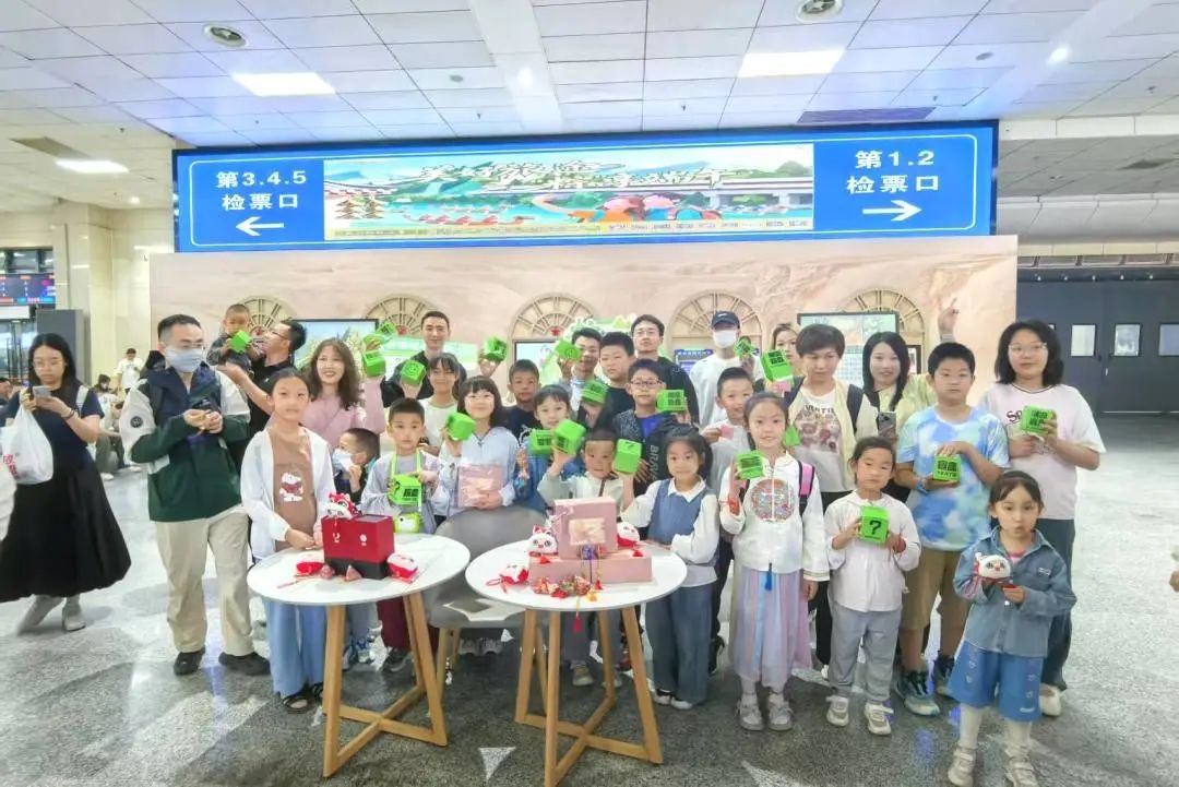 全国铁路1000余个站车,广泛开展“我的铁路风景:美好旅途 粽享端午”文化互动活动