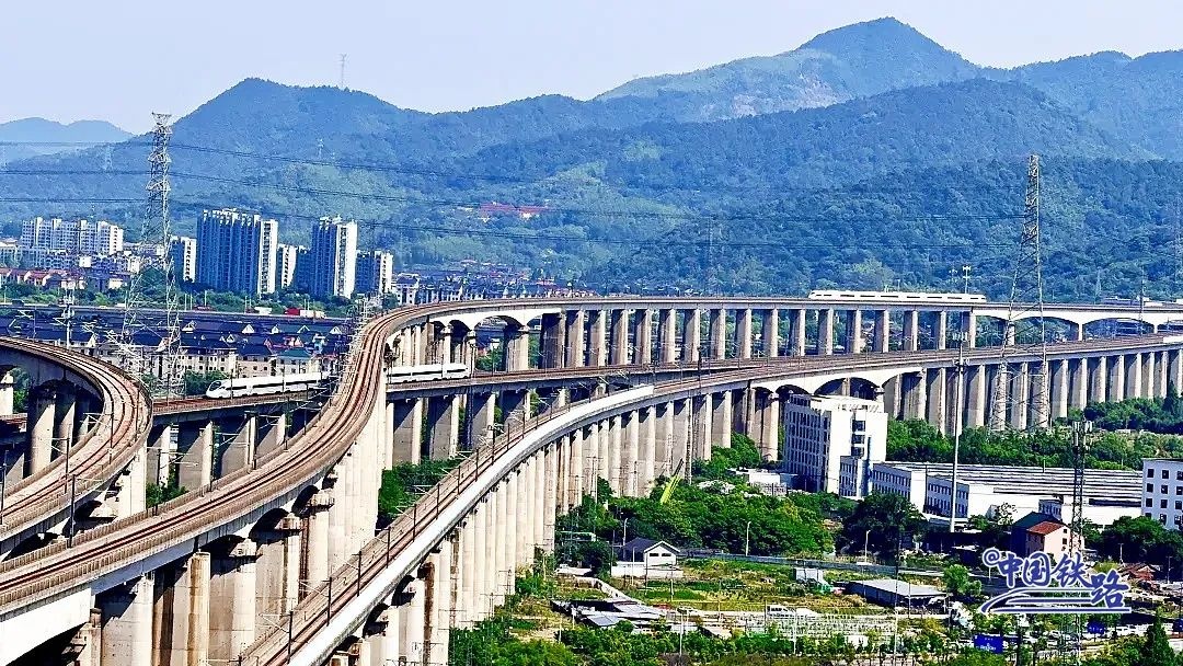 高铁列车“飙车”?官方解答来了!