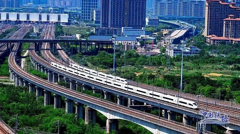 高铁列车“飙车”?官方解答来了!