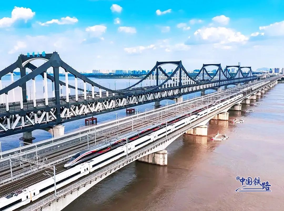 高铁列车“飙车”?官方解答来了!