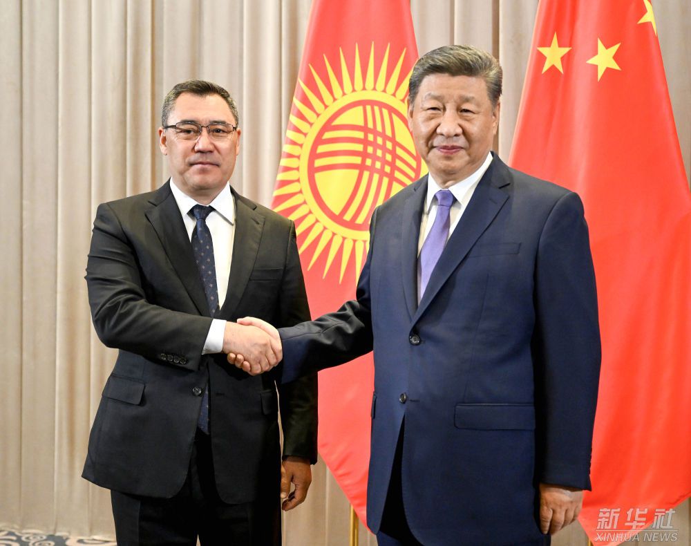 习近平会见吉尔吉斯斯坦总统扎帕罗夫