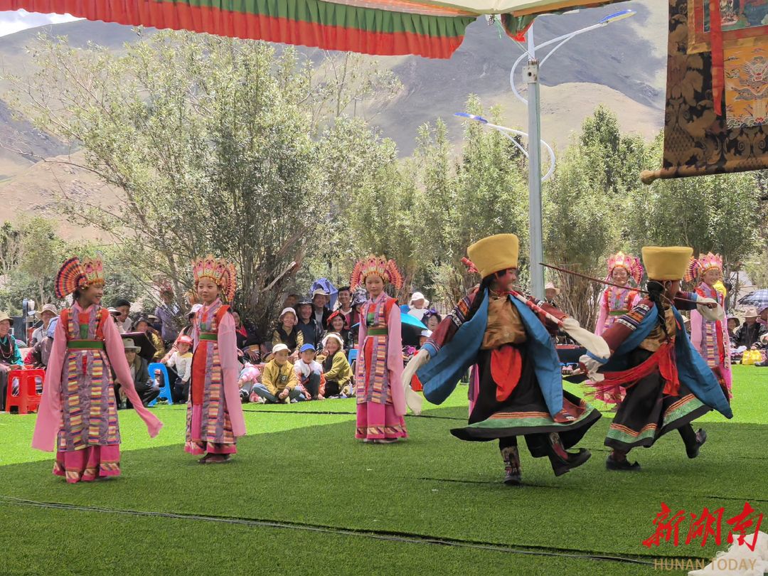 湘巴藏戏的希望,跟着小小的身影往前奔!