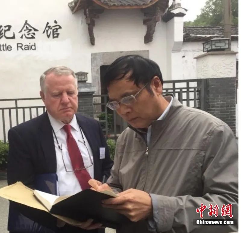 这名美国退役陆军中校为何往来“飞书”580余封中国“寻亲”?