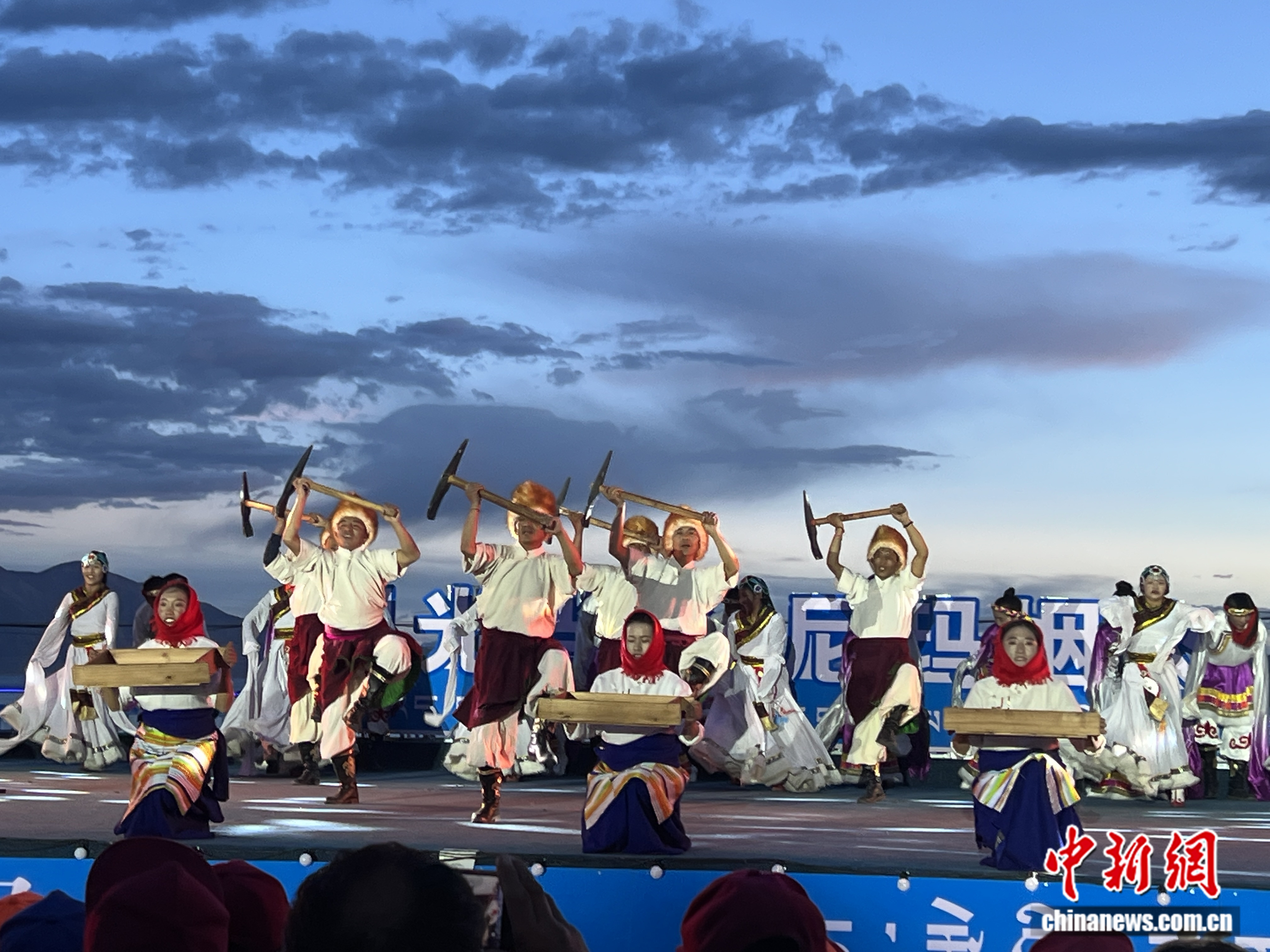 全球首场高高原无人机表演在西藏尼玛县震撼上演，点亮文旅新画卷