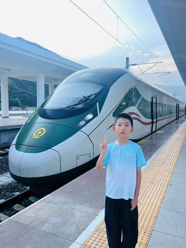 8岁少年暑假出行方式“曝光”，有点意思