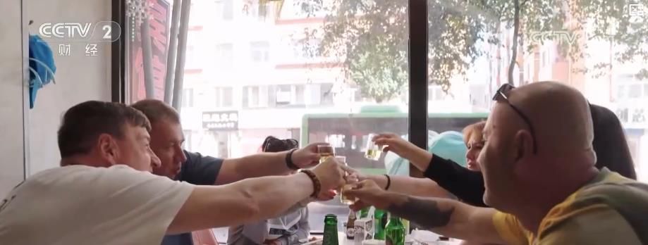 跨境游热度与消费力双攀升:双节入境客流创新高 “中国游 + 中国购” 热力迸发